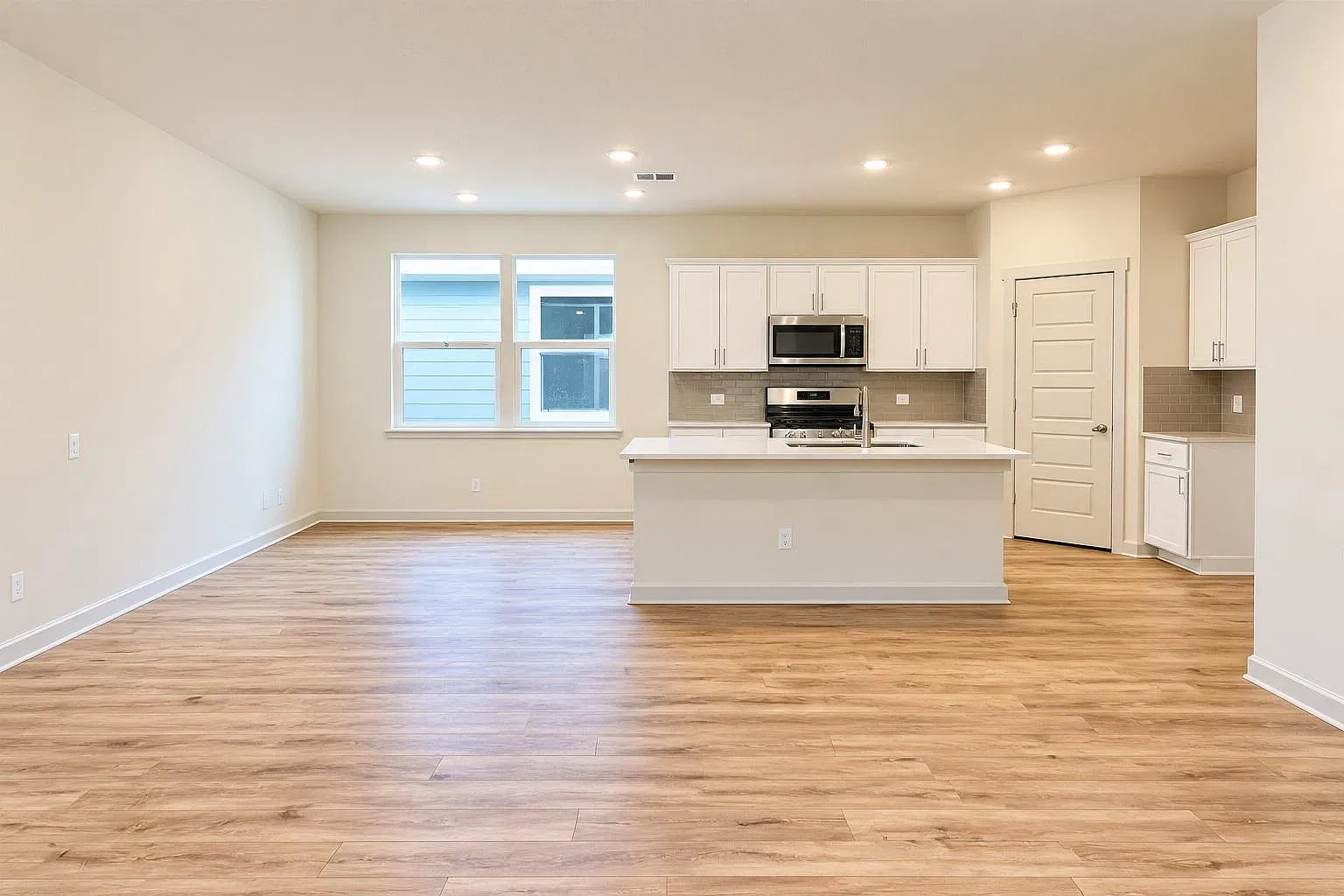 4 bed, 2.0 bath, 1705 sqft, $1,950 — Photo 3
