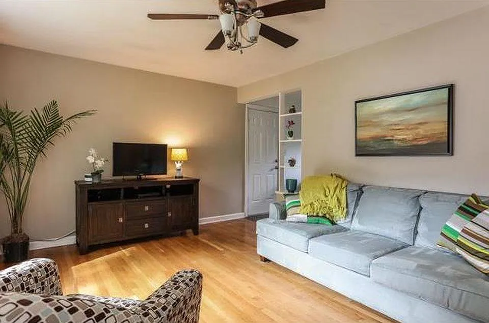2 bed, 768 sqft, $1,900 — Photo 3