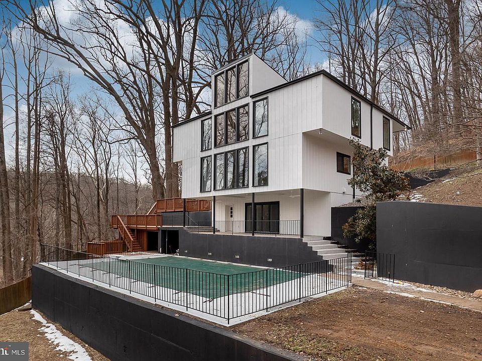 1st image of 903 Ivy Hill Rd