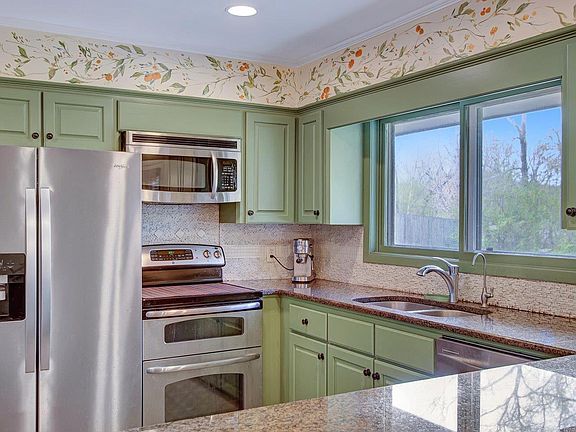 4th image of 2 Lake Point Dr