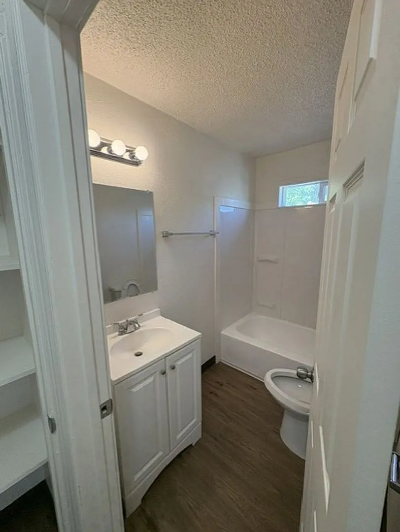 Somerset Apartments — Photo 4