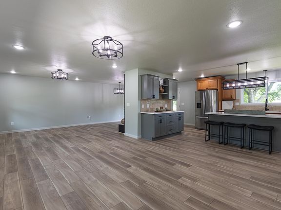 4th image of 700 Meadowbrook Cir