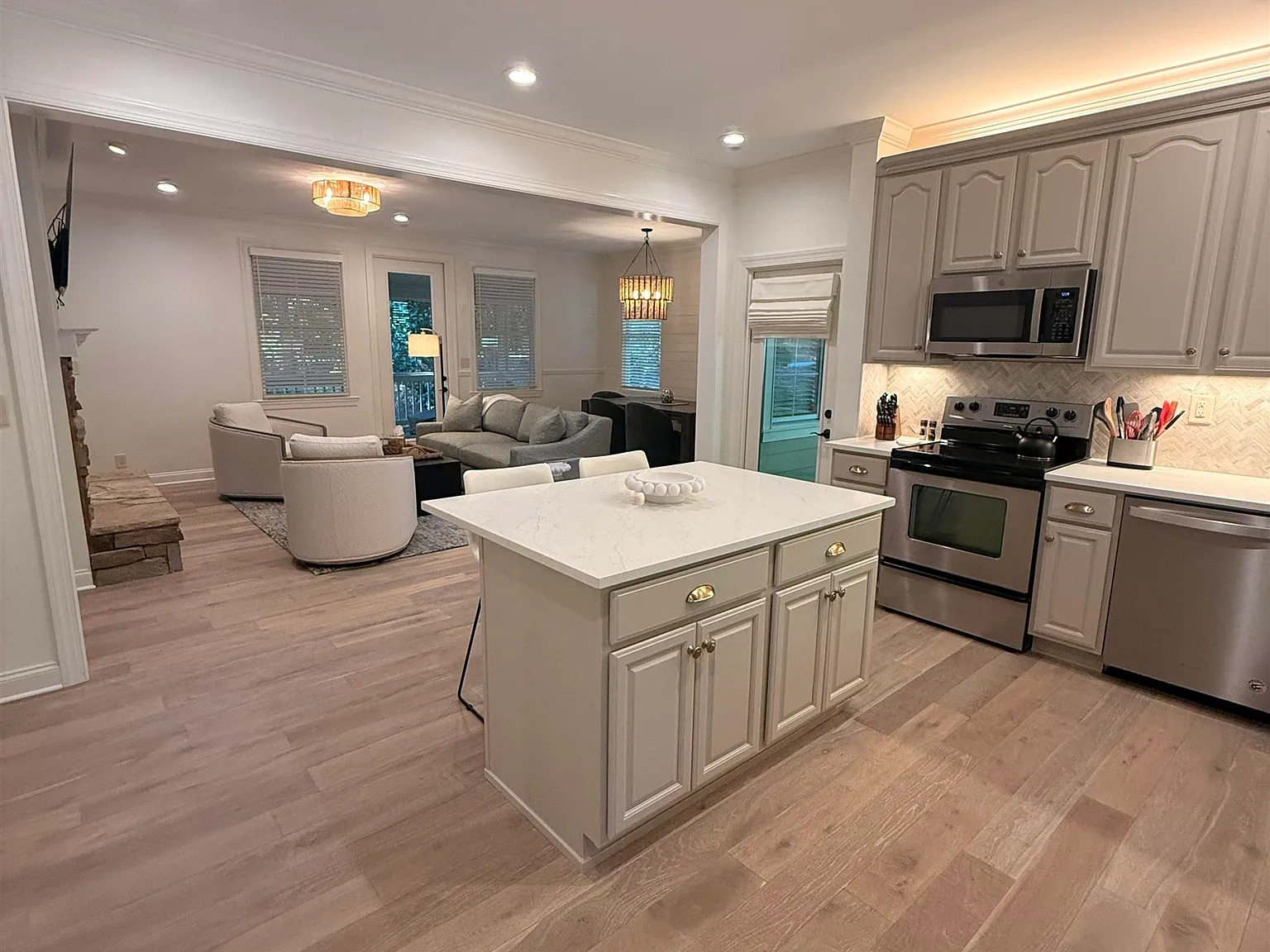 3 bed, 3.5 bath, 1920 sqft, $3,500 — Photo 2