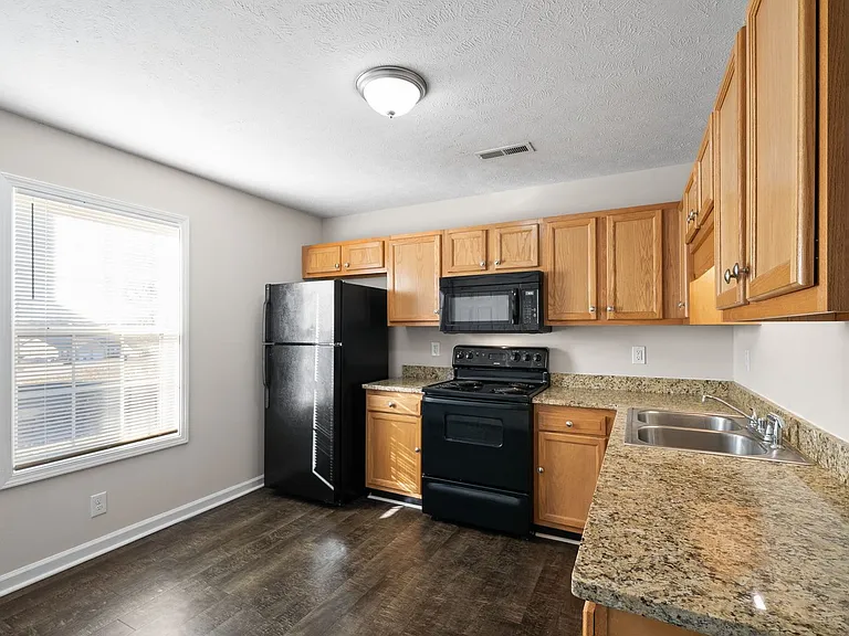 Executive Avenue-249 (x4) — Photo 9