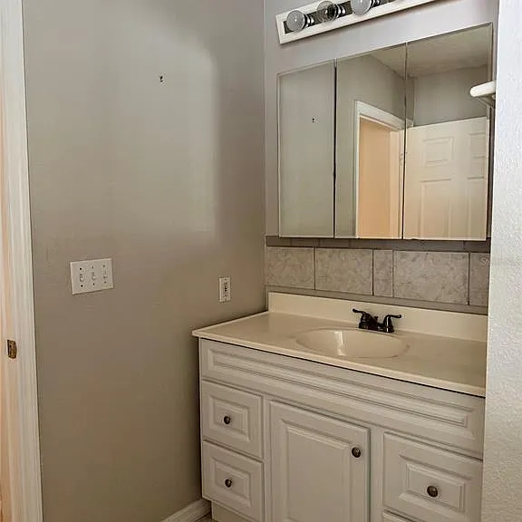 2419 Wells Ave — Photo 18