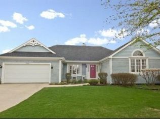 1304 Hollytowne Ct, Naperville, IL 60565
