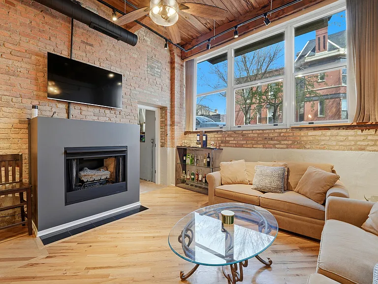 1500 W Monroe St #124 — Photo 3