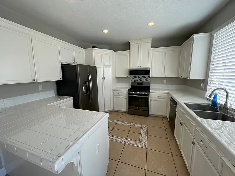 730 Sunlight Dr — Photo 7
