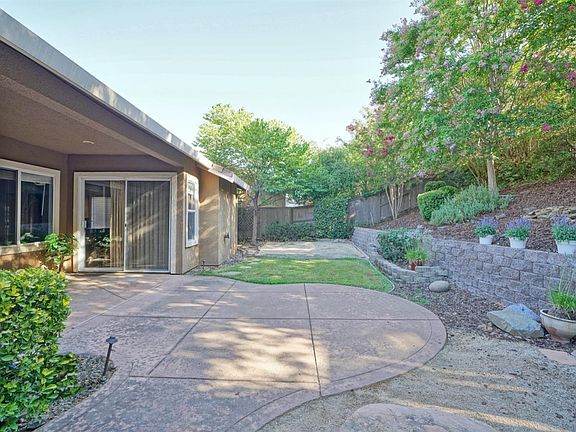 3rd image of 3265 Stonehurst Dr