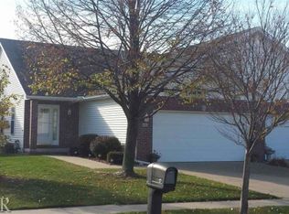 15 Grapevine Dr, Bloomington, IL