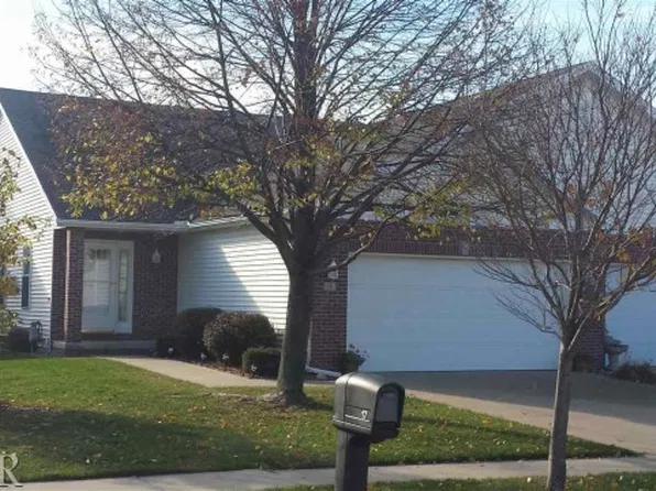 15 Grapevine Dr, Bloomington, IL 61704