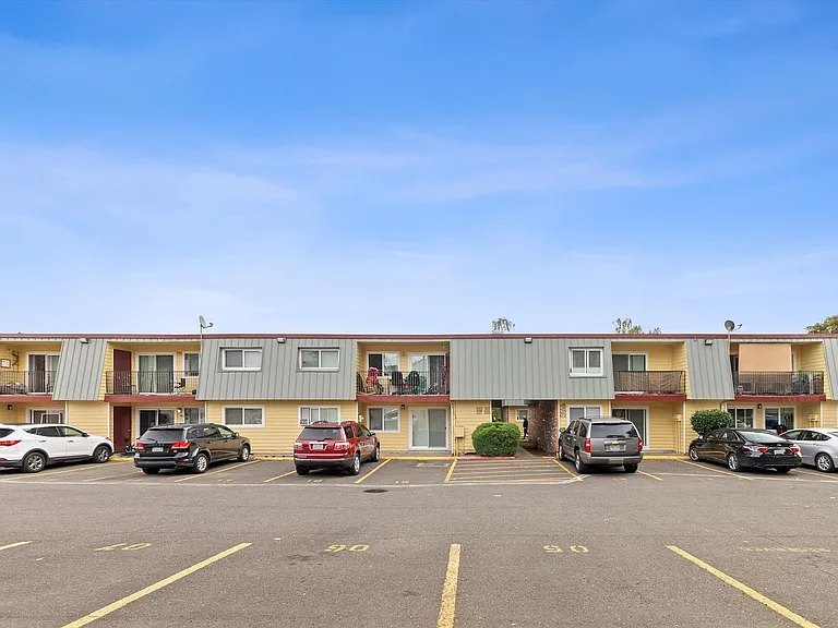 Executive East — Photo 22