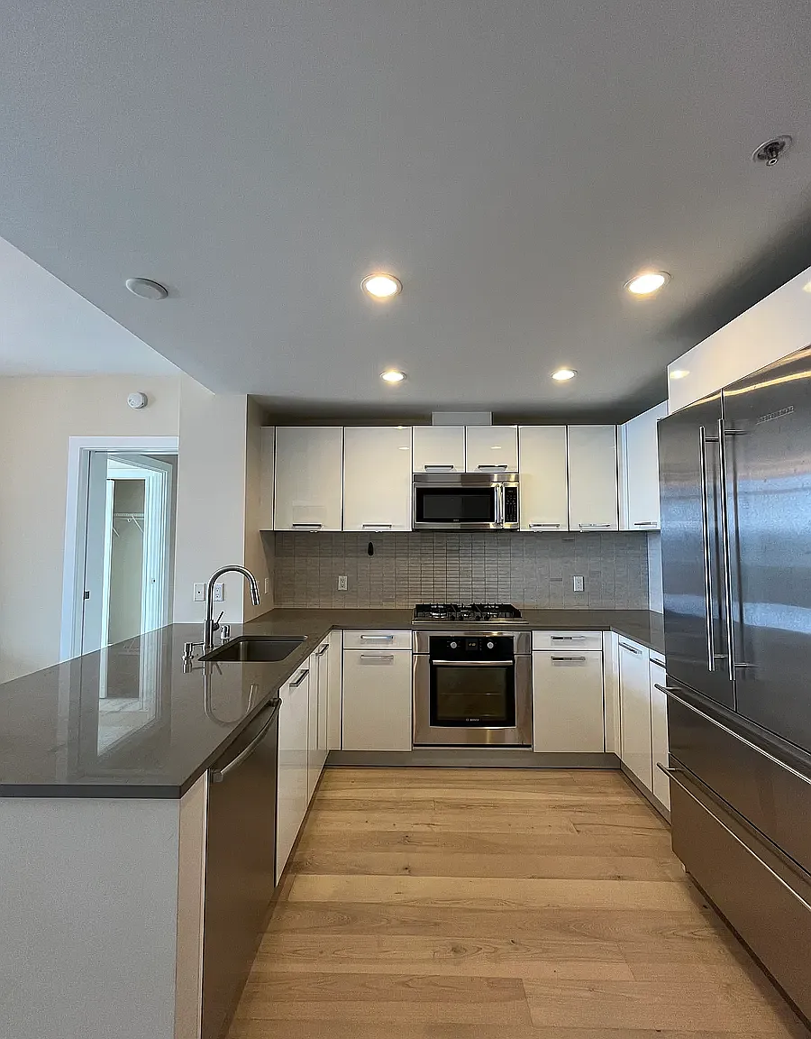 1 Hawthorne St — Photo 2