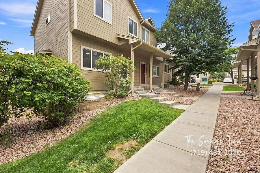 Stylish 3 Bd End-Unit East Ranch Townhome With Finished Basement — Photo 2