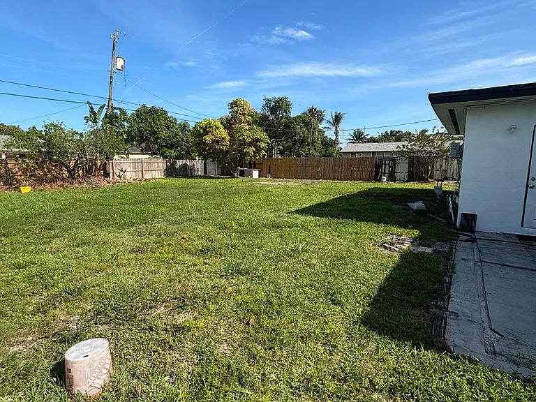 328 Urquhart St — Photo 32
