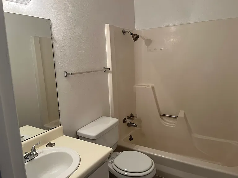 Updated 2 Bed Apt. W/ Large Yard in the NE Heights — Photo 27