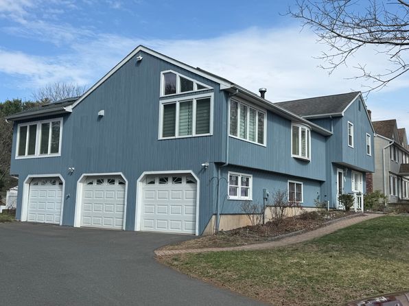 96 Lake Garda Dr