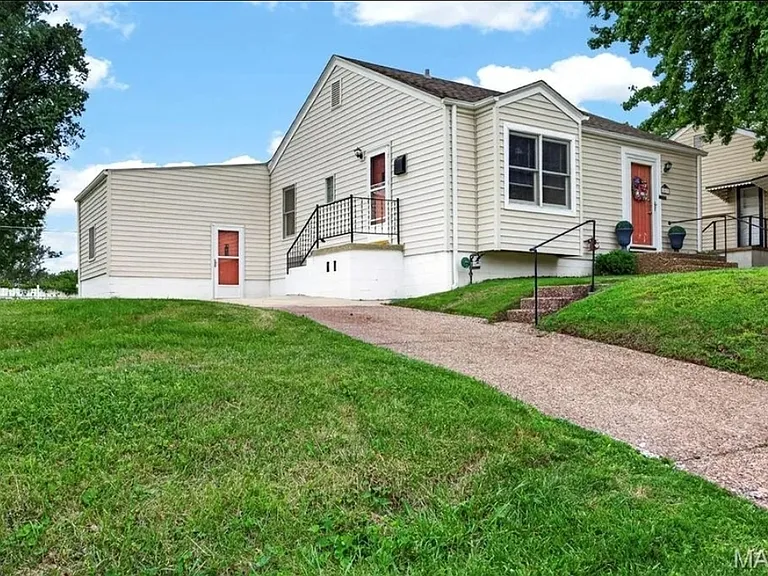 1033 Perry St — Photo 2