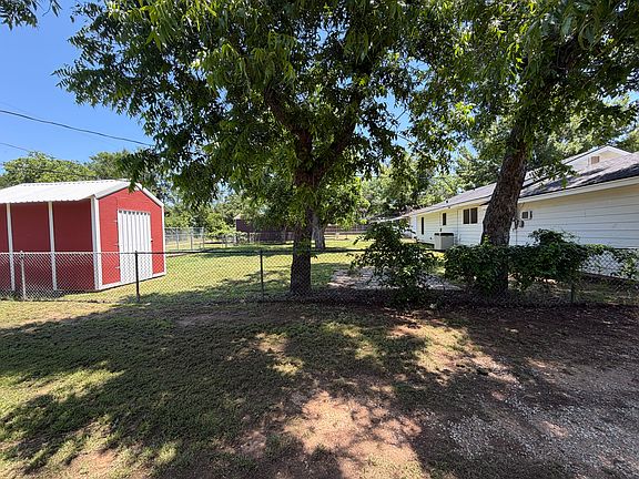 4th image of 715 Gregory Rd