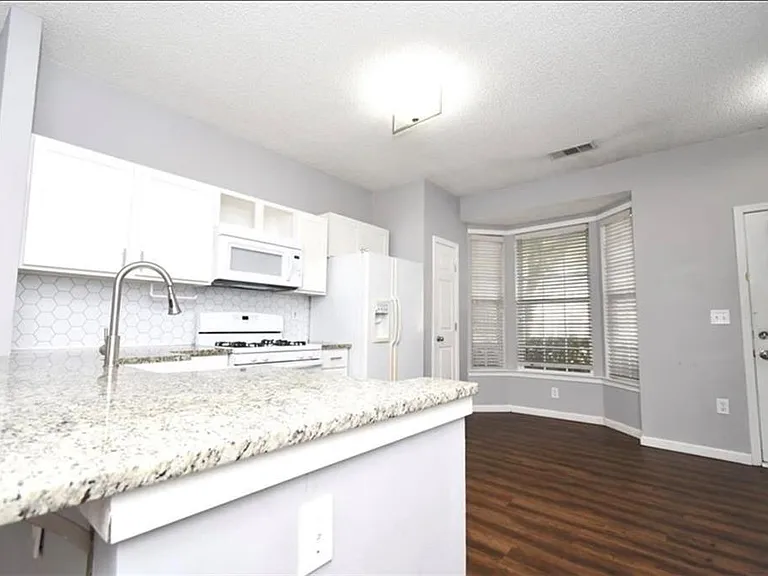 233 Buckland Dr — Photo 6