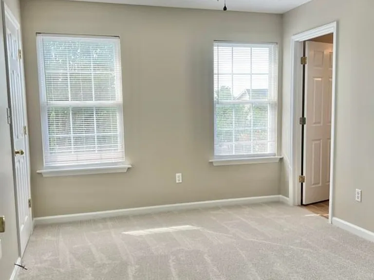 204 Maple Leaf Ln — Photo 2