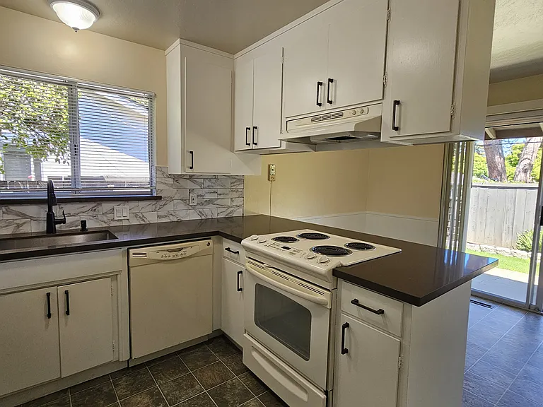 1240 Klee Ct — Photo 2