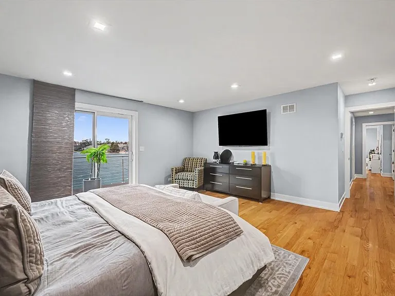 2076 Valley Lo Ln — Photo 18