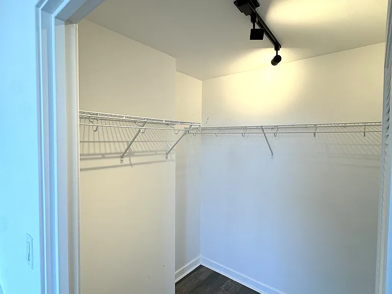 260 King St #809 — Photo 19