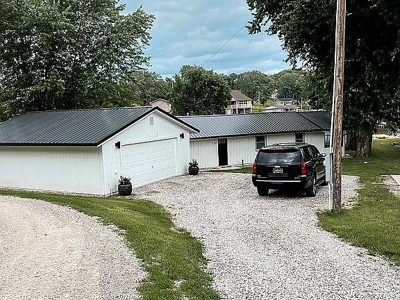 3rd image of 112 N Crabtree Rd