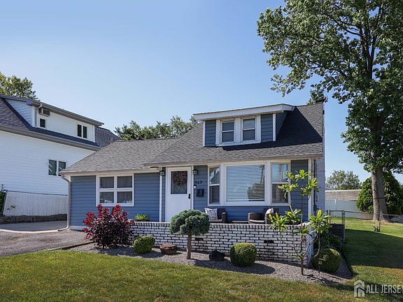 3rd image of 969 Woodcrest Dr