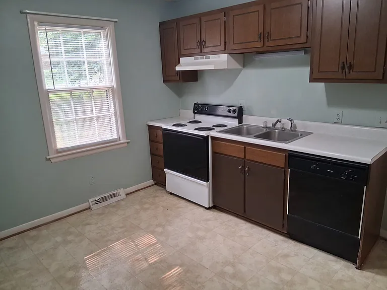 Parkview Dr — Photo 3