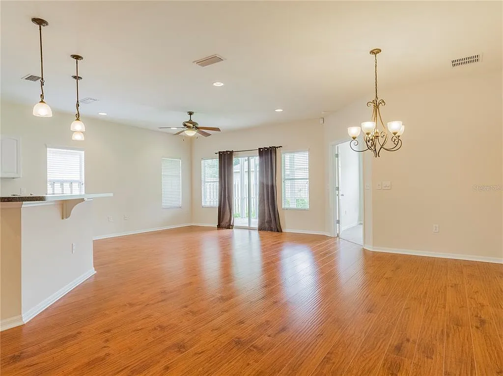 3 bed, 2.0 bath, 1857 sqft, $2,300 — Photo 4