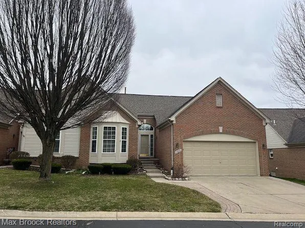 1000 Churchill Cir, Rochester, MI 48307