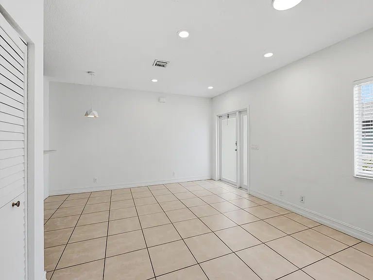 913 NE 12th Ave — Photo 9