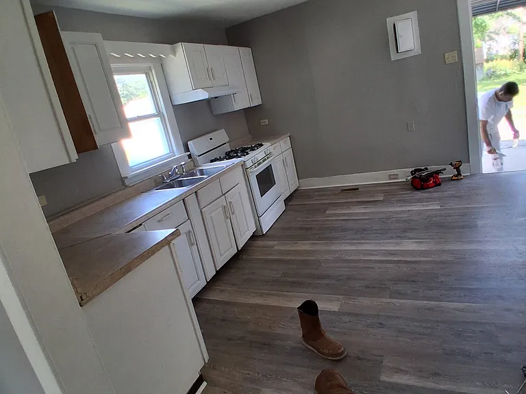 1180 N Summit Ave — Photo 3