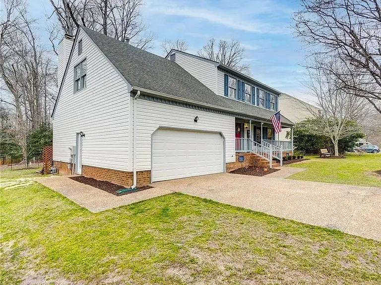 2747 Linden Ln — Photo 2