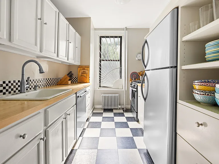 454 15th St #2R — Photo 3