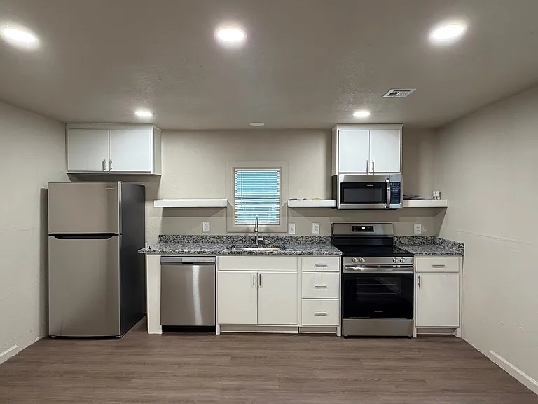 712 Coyne St — Photo 2