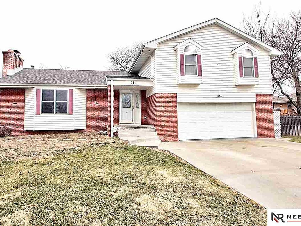 1st image of 916 Oxford Cir