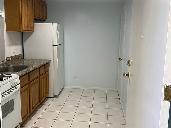 5th image of 450 Justin Dr