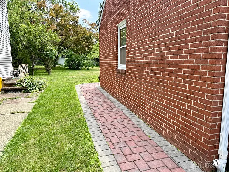 19 South Dr — Photo 25