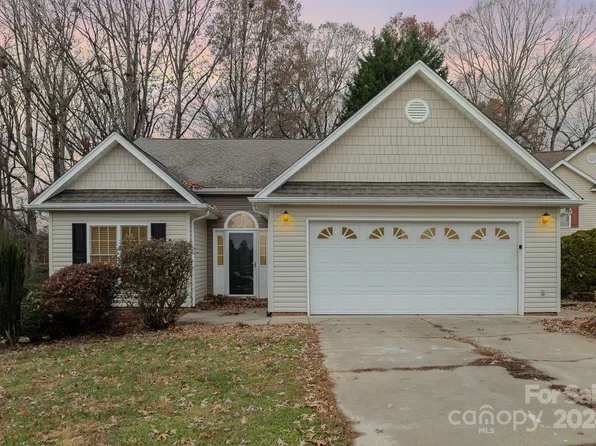 1824 Pipers Ridge Cir NW, Conover, NC 28613