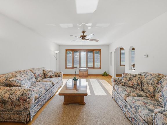4th image of 8455 Newland Ave
