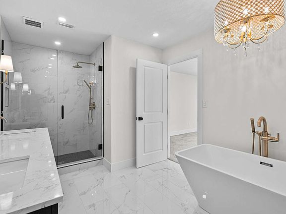 4th image of 378 NW Clubview Cir