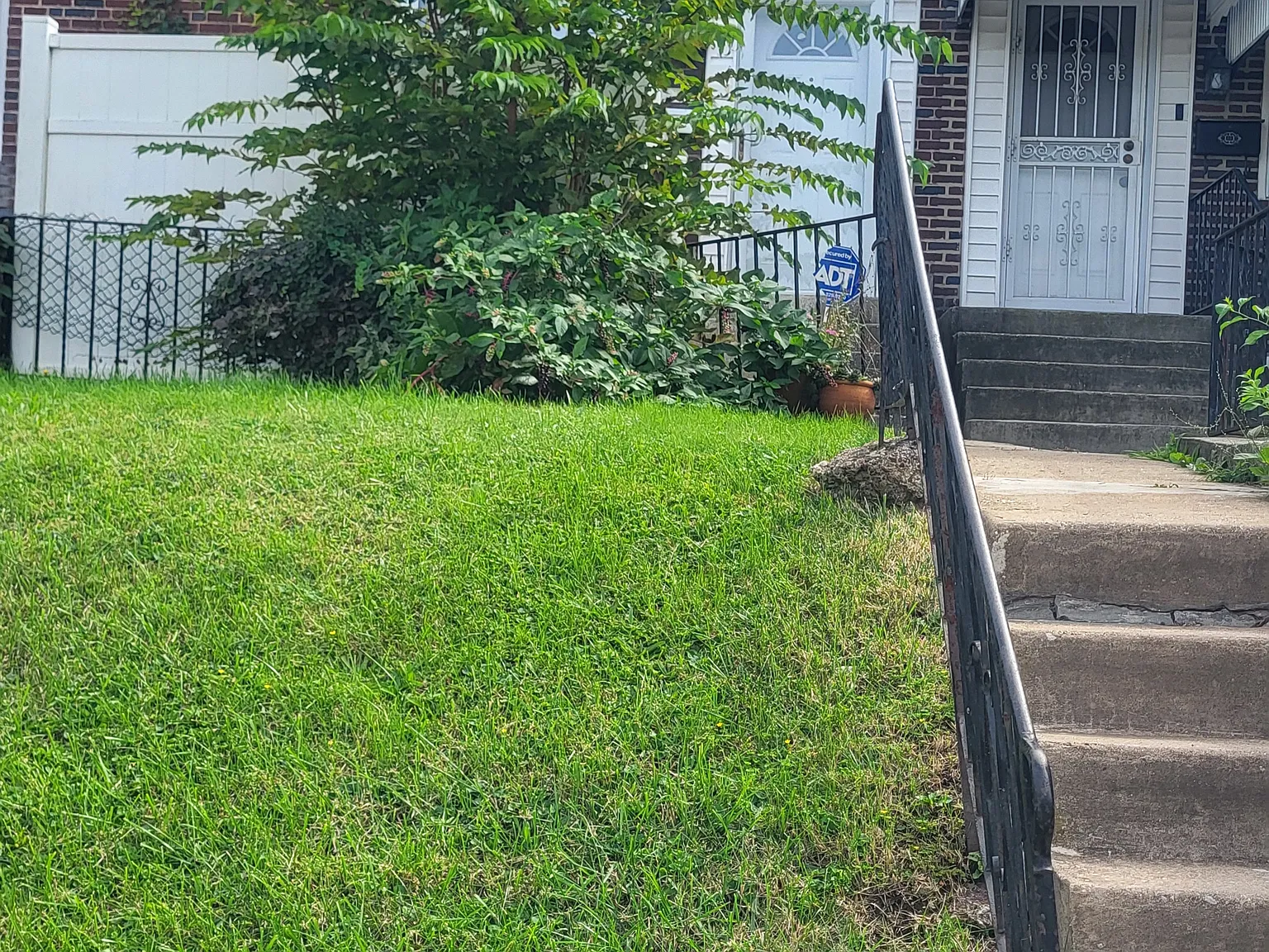 3 bed, 1.5 bath, 1120 sqft, $2,300 — Photo 2