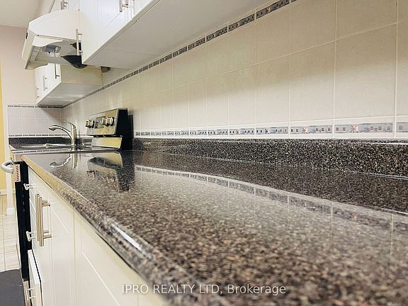 3rd image of 40 Chichester Pl #203