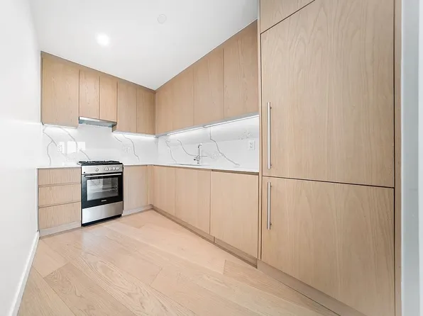 30-05 Vernon Blvd #2F, Astoria, NY 11102