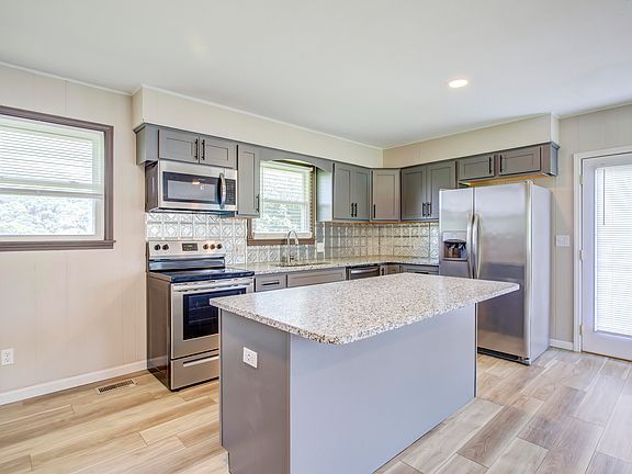 5th image of 101 Rose Ln