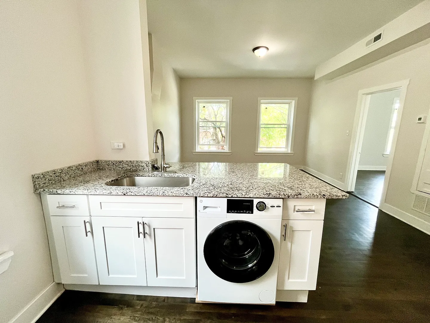 1 bed, 800 sqft, $1,375 — Photo 3