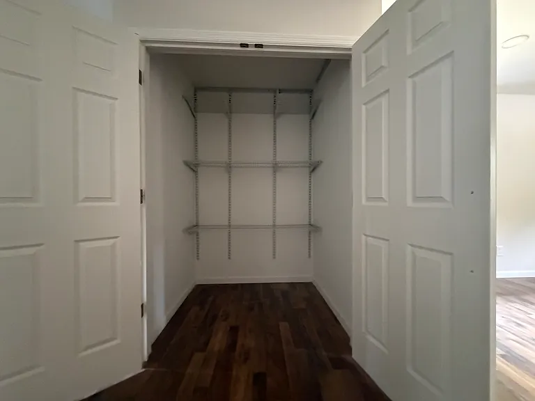 221 Rowe Ave — Photo 8